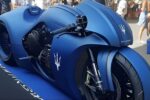 Maserati Motorcycle: diseño exclusivo azul y blanco con estilo deportivo y lujo italiano en carretera