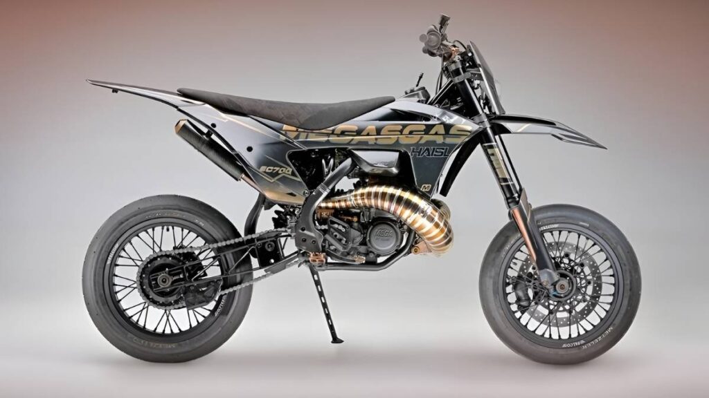 GasGas SM 700 2026: La supermotard con motor potente, diseño agresivo y tecnología avanzada que ofrece velocidad, control y estilo en cada ruta