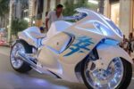 Suzuki Hayabusa personalizada: moto deportiva afinada con estilo único y rendimiento potente para los amantes de la velocidad